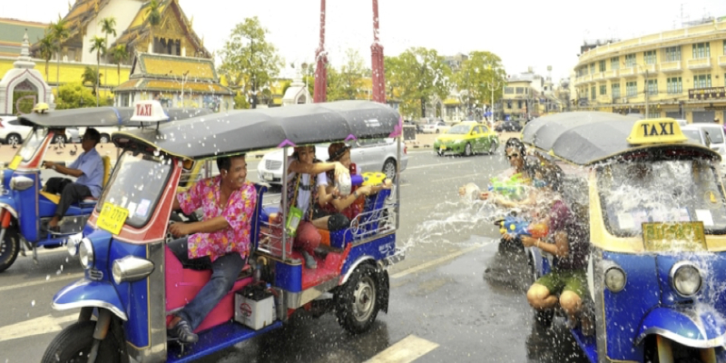東南アジアの文化【水かけ祭り】